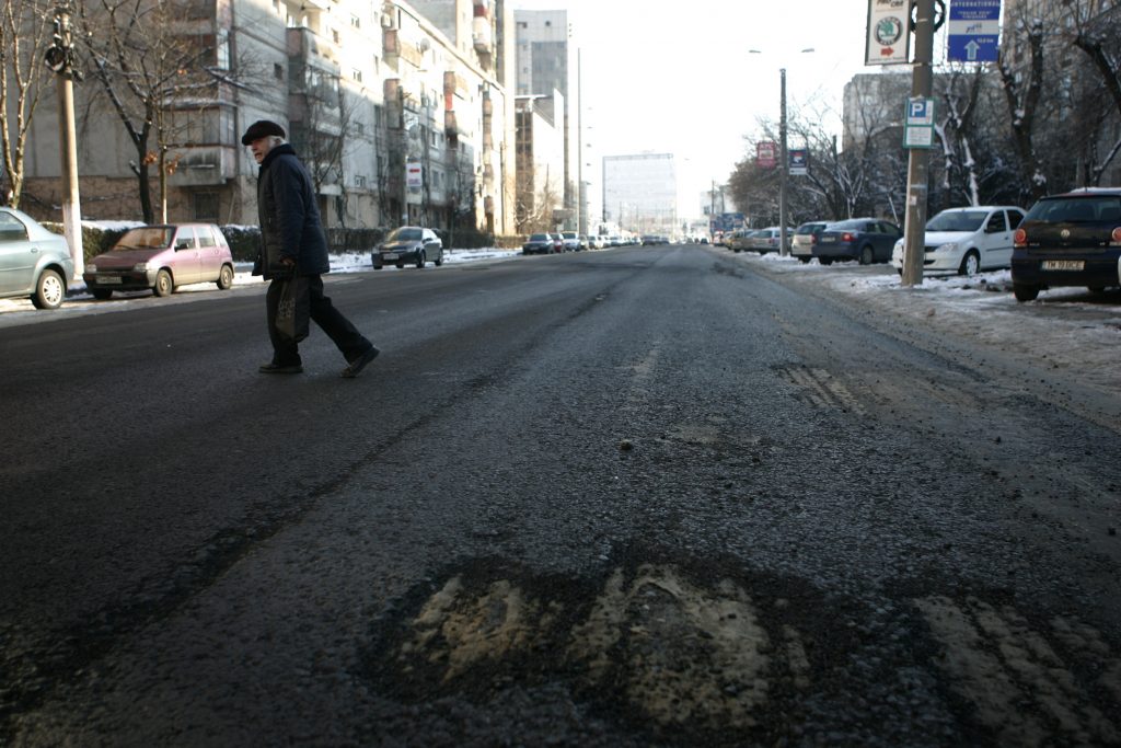 Străzi asfaltate toamna trecută, pline de cratere