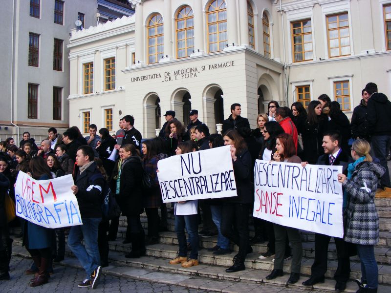 Studenţii medicinişti au protestat față de descentralizarea rezidenţiatului