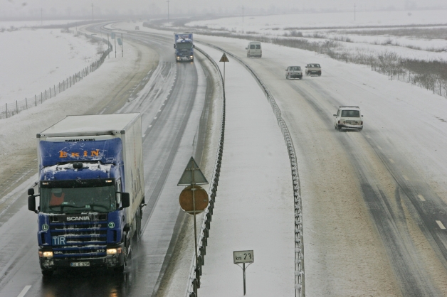 Trafic rutier în condiţii de iarnă. Vezi cum se circulă pe drumurile din ţară
