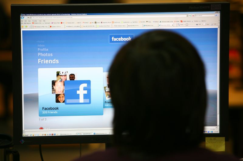 Un sfert dintre utilizatorii români de Facebook sunt din Bucureşti. Vezi topul orașelor după numărul de conturi Facebook
