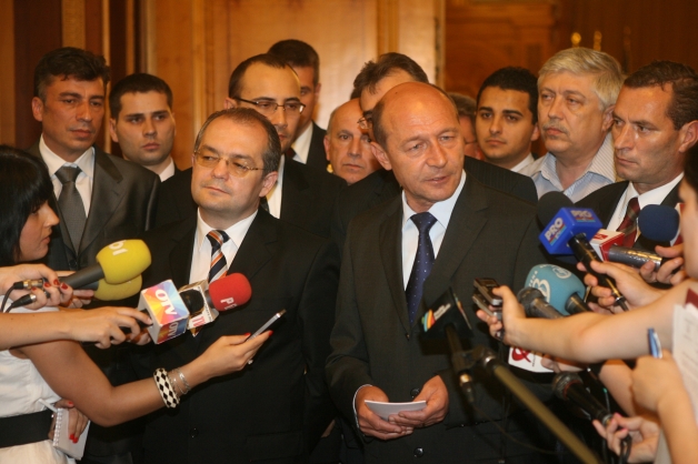 Băsescu îl pune pe Boc să aleagă partidul sau guvernul