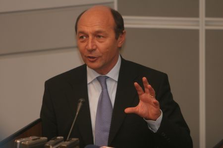 Băsescu: lupta anticorupţie va continua oricât vor ţipa partidele şi trusturile mogulilor