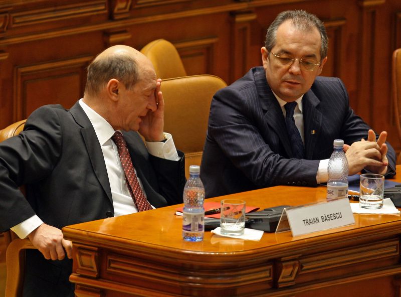Boc, băgat în corzi de Băsescu şi de partid