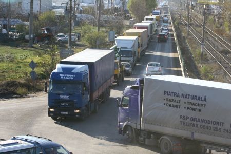 Case fisurate din cauza traficului greu deviat de la Cernavodă