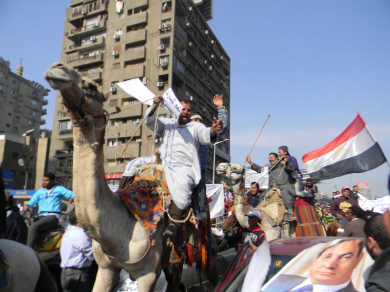 Corespondenţă din Cairo: "Armata s-a postat între cele două tabere. S-au auzit primele focuri de armă" | LIVE VIDEO