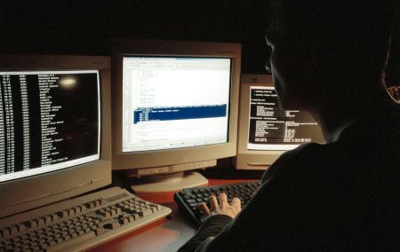 Hackerul Vlăduz, condamnat la trei ani de închisoare cu suspendare
