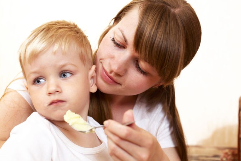 Hrana solidă predispune bebeluşii la obezitate