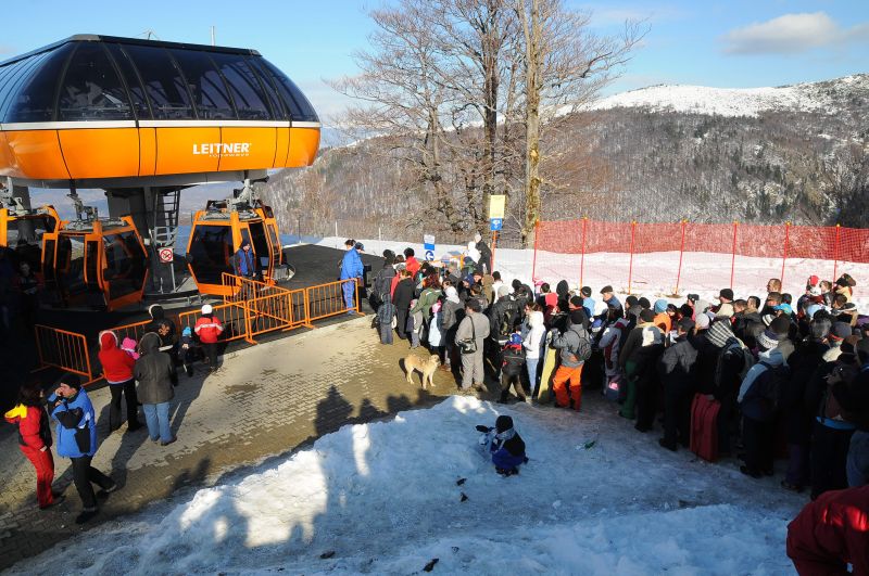 Localnicii din Valea Jiului s-au bulucit la plimbări gratuite cu telegondola