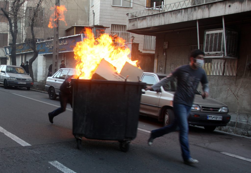 Mii de oameni protestează în Iran: „Moarte dictatorilor!”