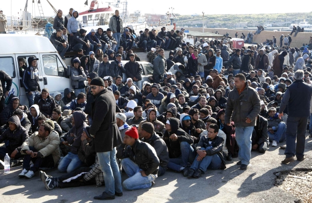 Mii de refugiaţi din Tunisia bat la uşa UE