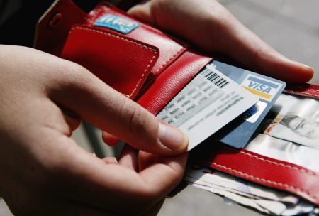 Peste 30 de români şi străini posesori de carduri, păgubiţi de 100.000 de euro