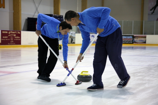 Românii au descoperit curlingul