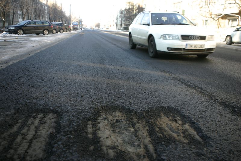 4.400 de metri pătraţi de gropi pe străzile din Timişoara