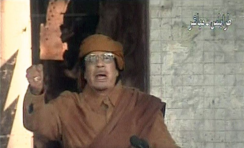 Gaddafi: Tot poporul mă iubeşte. SUA trimit forţe militare în regiune