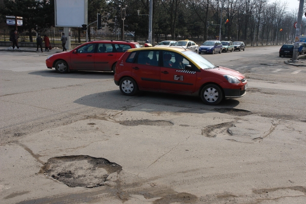 Hunedorenii, sătui de gropi şi câini vagabonzi, ies în stradă