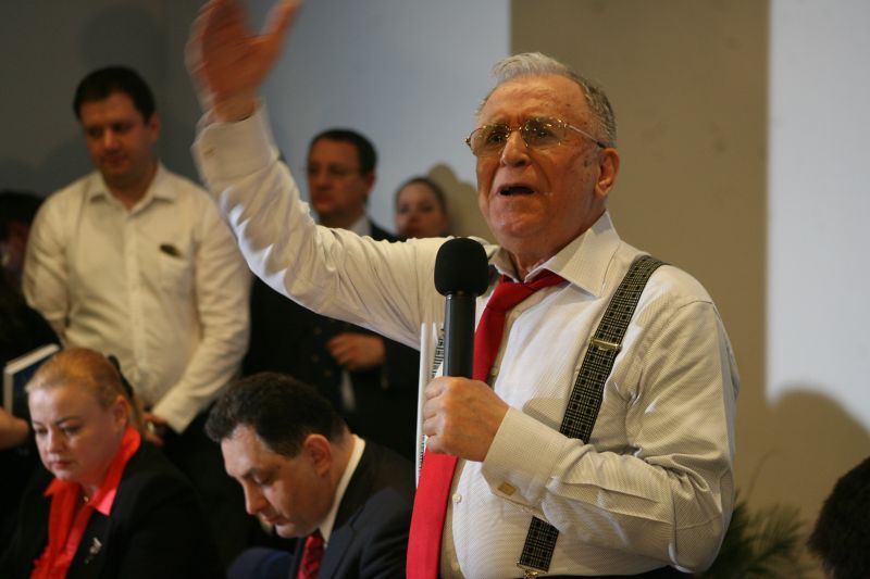 Iliescu: "Un parlament responsabil l-ar suspenda pe Băsescu"