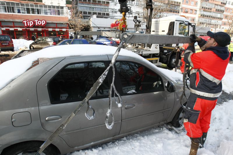 Maşinile, ridicate ilegal în tot Bucureştiul
