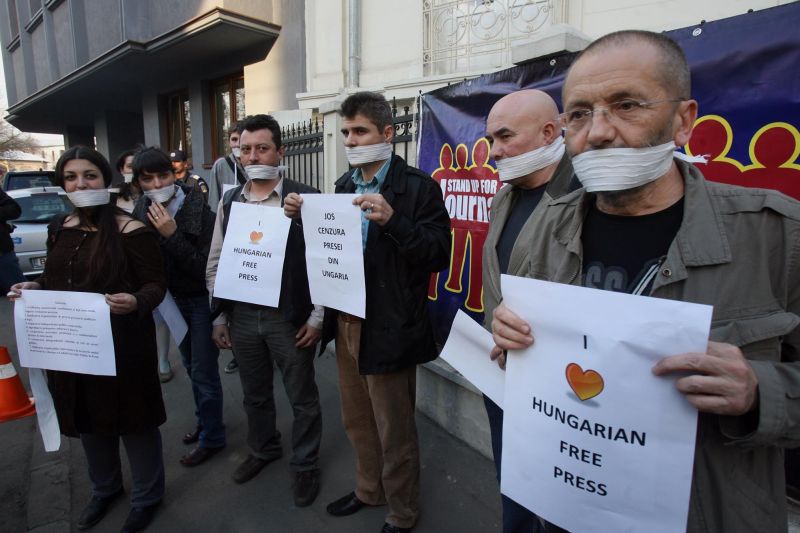 Miting de solidarizare cu ziariştii din Ungaria: "Lăsaţi presa să fie liberă"