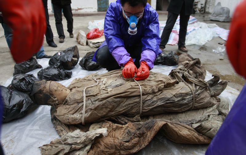 O mumie, conservată perfect timp de 700 de ani, descoperită de către chinezi