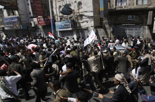 REVOLTĂ ÎN YEMEN. Poliţia ia cu asalt tabăra protestatarilor