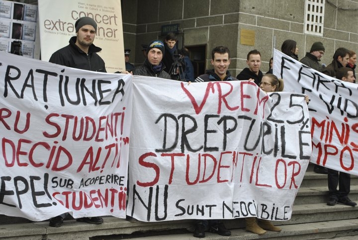 Studenţii pichetează sediul Ministerului Educaţiei