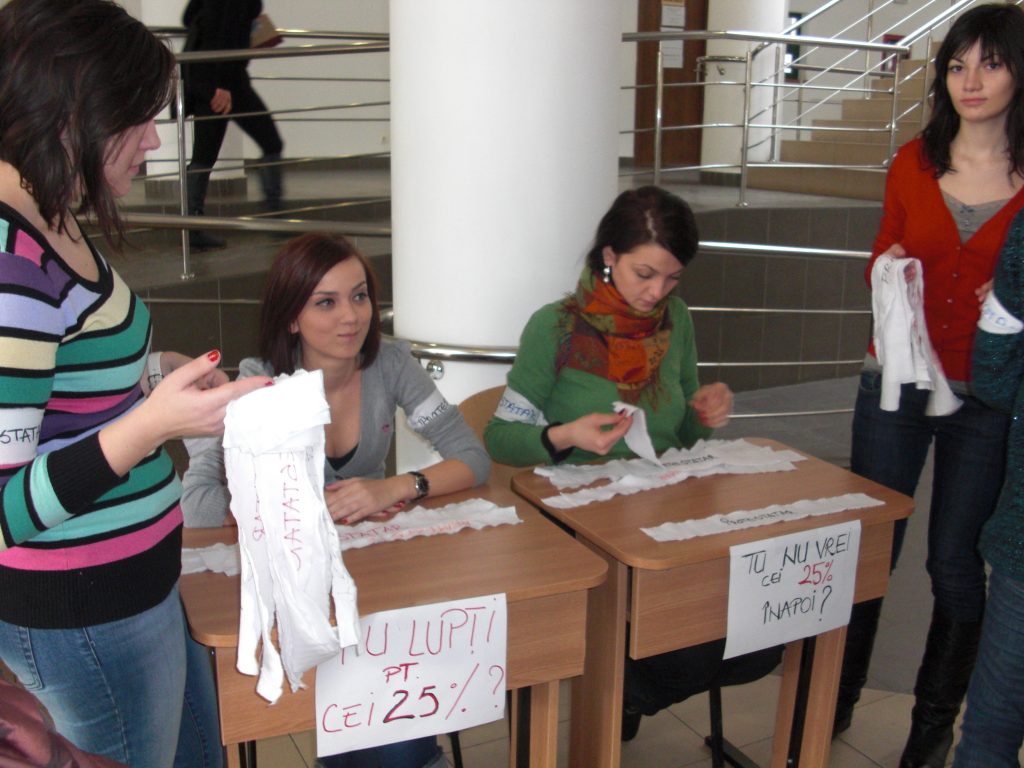 Studenţii sacrifică cearşafurile pentru a protesta