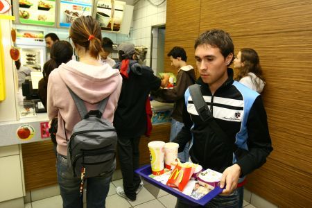 Vă mai amintiţi de taxa "fast-food"? Ungurii vor s-o introducă zilele acestea