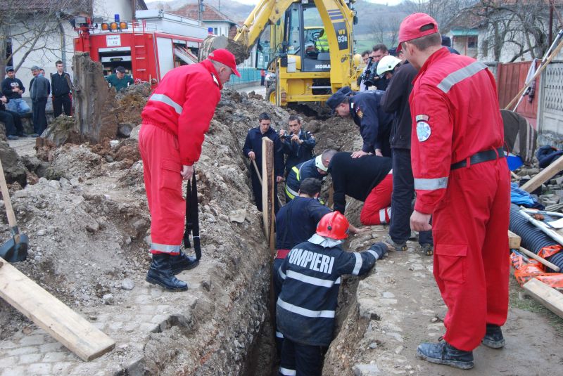 Bărbat, îngropat de viu sub un mal de pământ