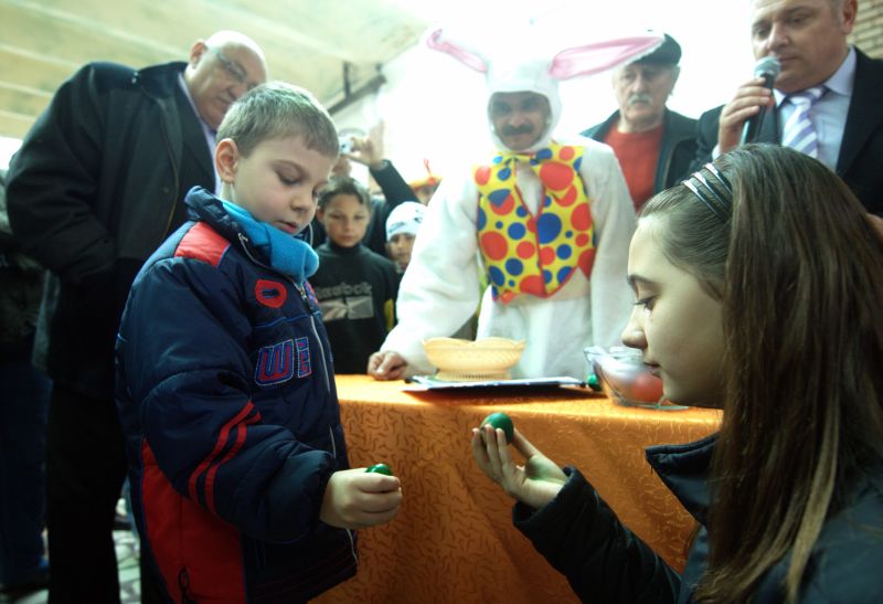 Concurs de ciocnit ouă roşii la Timişoara