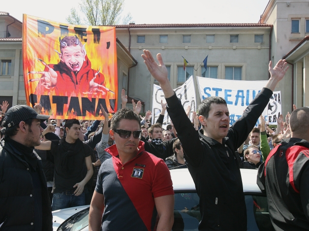 Fanii Stelei, către Gigi Becali: "Dacă te întorci în arest, noi renunţăm la protest"