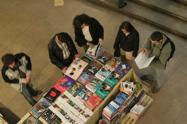 În loc să cumpere cărţi, românii dau banii pe TV