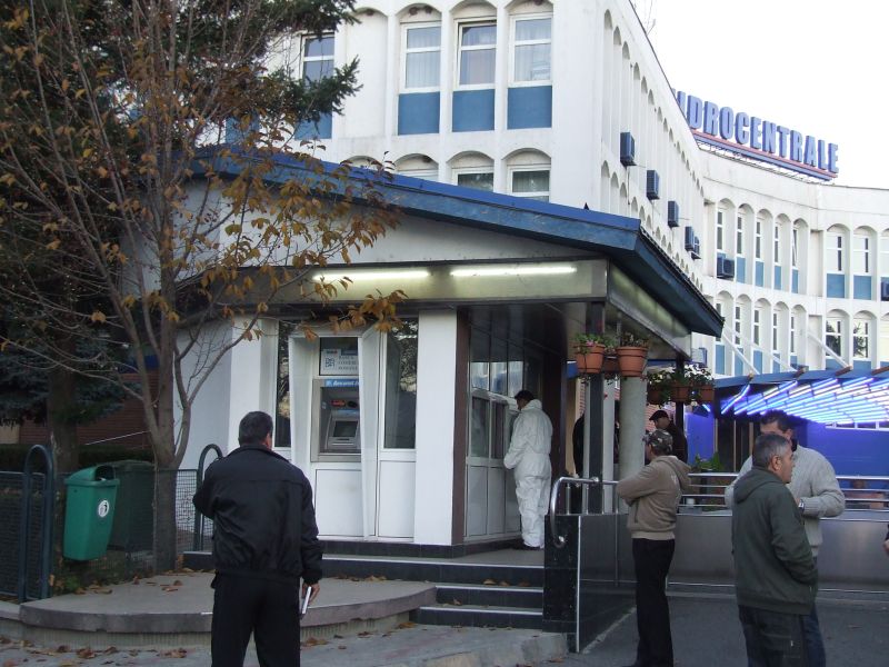Jefuitorii unui bancomat din Vâlcea, arestaţi