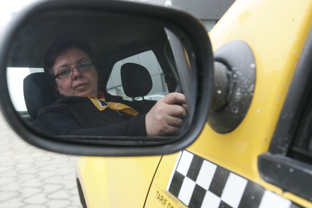 Nina, taximetrista din tenebrele Bucureștiului