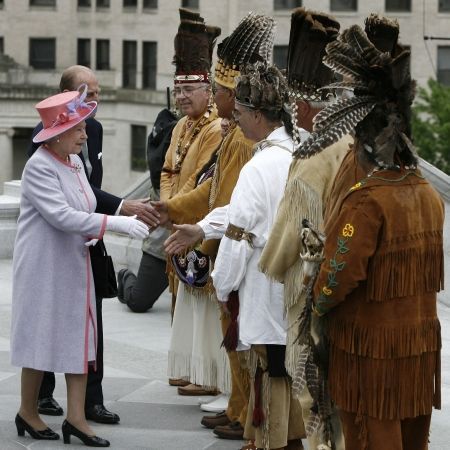 Protocolul Casei Regale. Ce se face şi ce nu se face în preajma Majestăţilor Lor