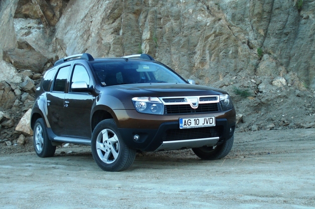 Românii nu se uită la bani când îşi cumpără Dacia Duster