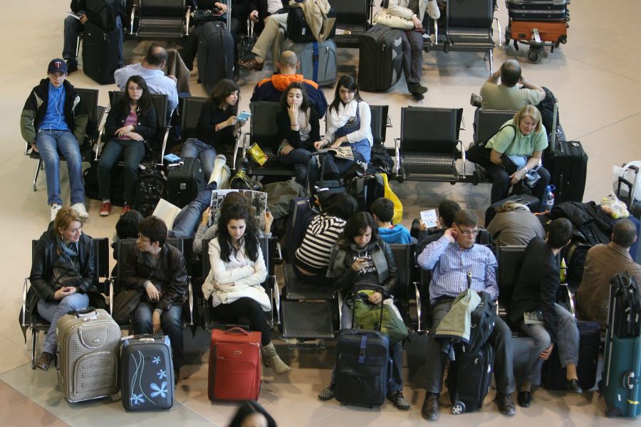 Tot mai puţini români călătoresc în străinătate