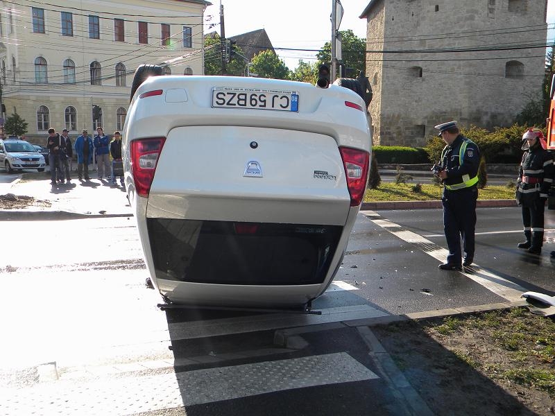 Accident spectaculos în centrul Clujului. O maşină s-a răsturnat