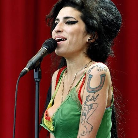 Amy Winehouse a băut o sticlă de vodka în drum spre dezintoxicare