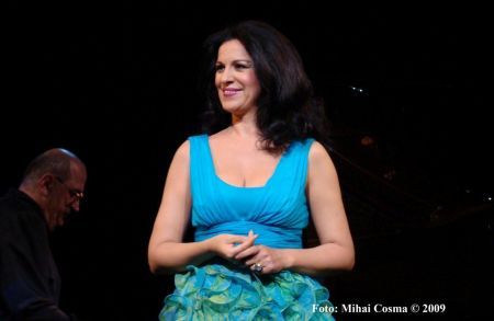 Angela Gheorghiu poate fi văzută pe 600 de mari ecrane