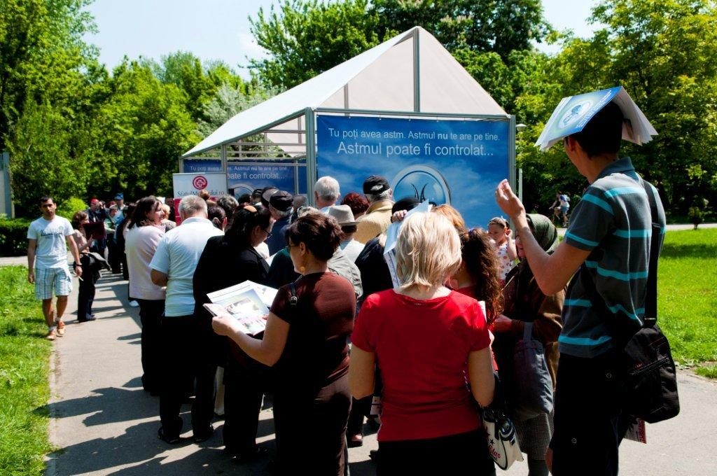 Bucureşteni depistaţi cu fibroză pulmonară şi cancer la controale făcute în parc