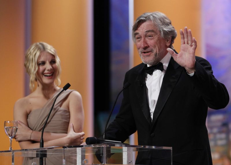 CANNES 2011. Robert de Niro a dat chix cu franceza