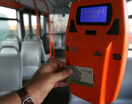 Cardul bancar plăteşte călătoria în autobuz