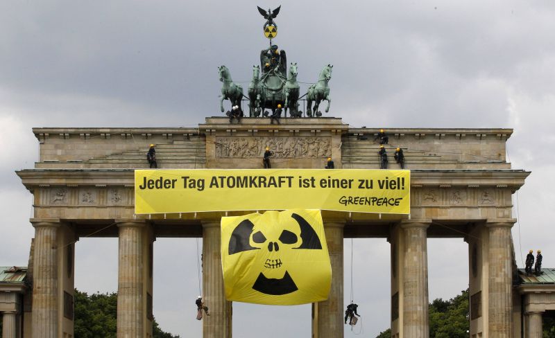 Deutsche Welle: Greenpeace - cu capete de morţi pe Poarta Brandenburg
