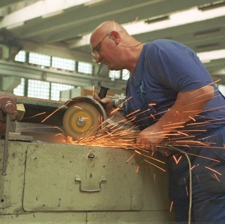 Economia îşi revine: cresc vânzările şi comenzile din industrie