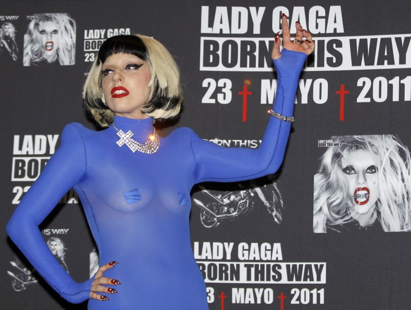 Lady Gaga lansează cel de-al treilea single ”Edge of Glory”