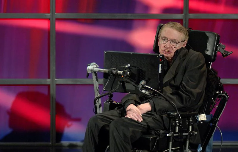 Lupta lui Hawking cu Dumnezeu. Românii ţin cu religia