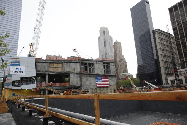 New York: Barack Obama a depus o coroană de flori la Ground Zero | FOTO