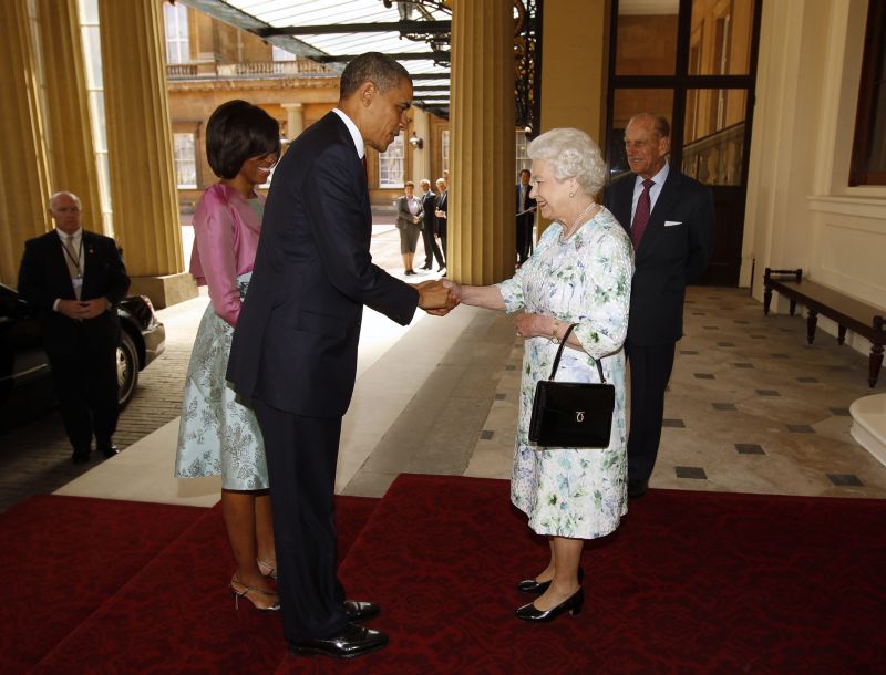 Obama s-a întâlnit cu regina Elisabeta a II-a şi a jucat ping pong cu premierul Cameron