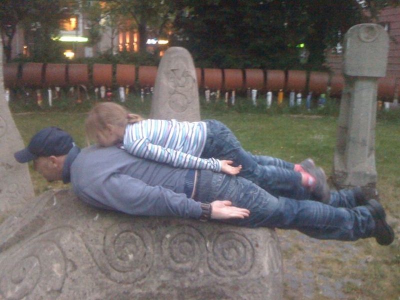 Planking în familie: doar poza contează