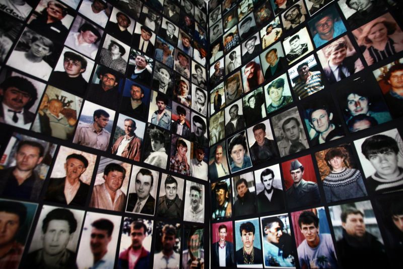 Srebreniţa şi Sarajevo, cei doi poli ai atrocităţilor din anii ’90